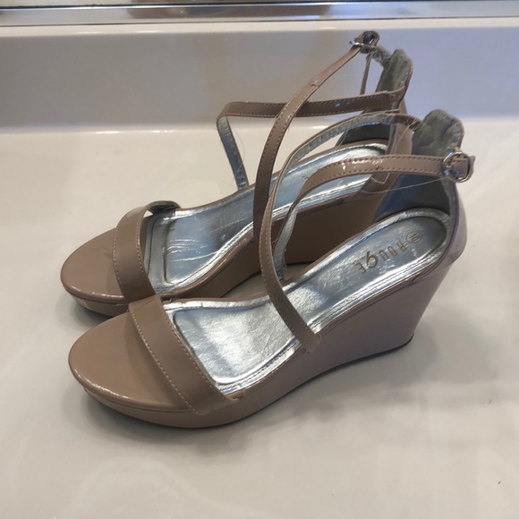 Heels (Rouge) - Picture 2 of 6